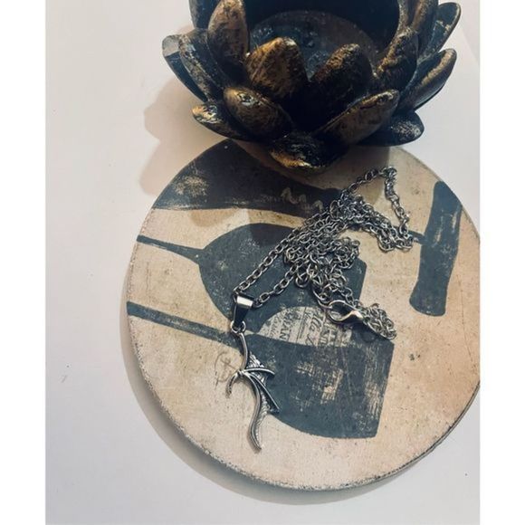 CUTE SILVER GOTH BAT WING NECKLACE - Picture 2 of 5